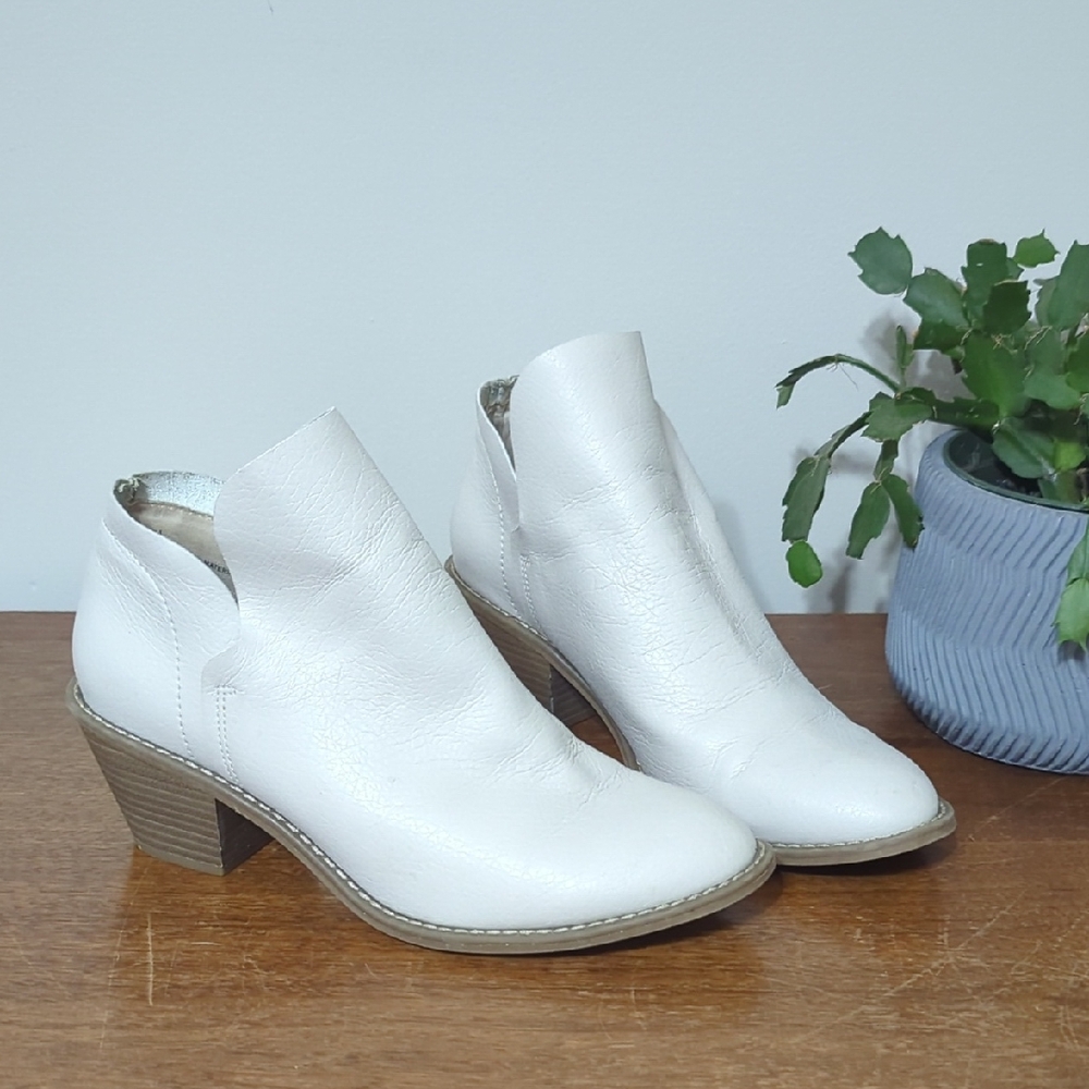 Universal Thread White Ankle Boots Women's Size 7.5